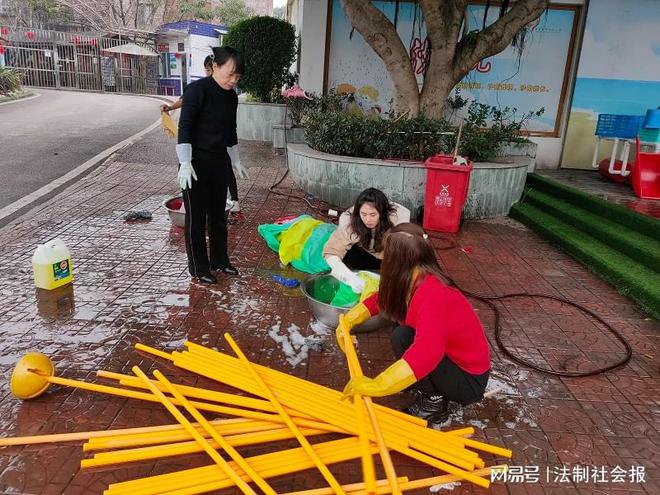 泸州市江阳区丹林镇中心幼儿园开展户外玩具清洁消毒工作