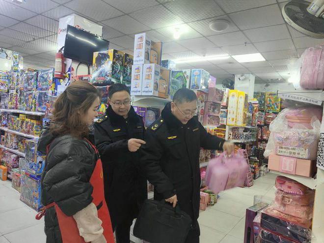 船山区市场监管局开展儿童玩具节前检查(图1)